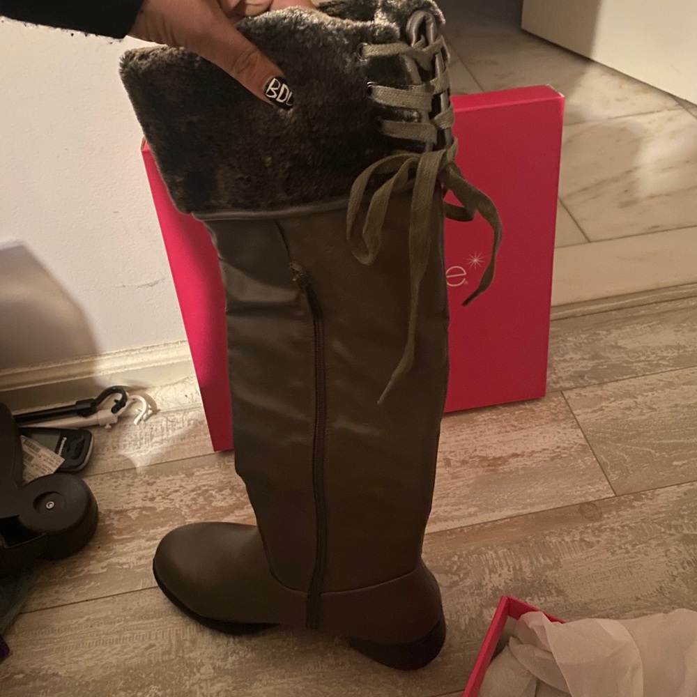 Boots - Picture 2 of 3